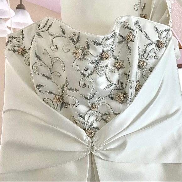 Wedding Dress (18) - Picture 3 of 11